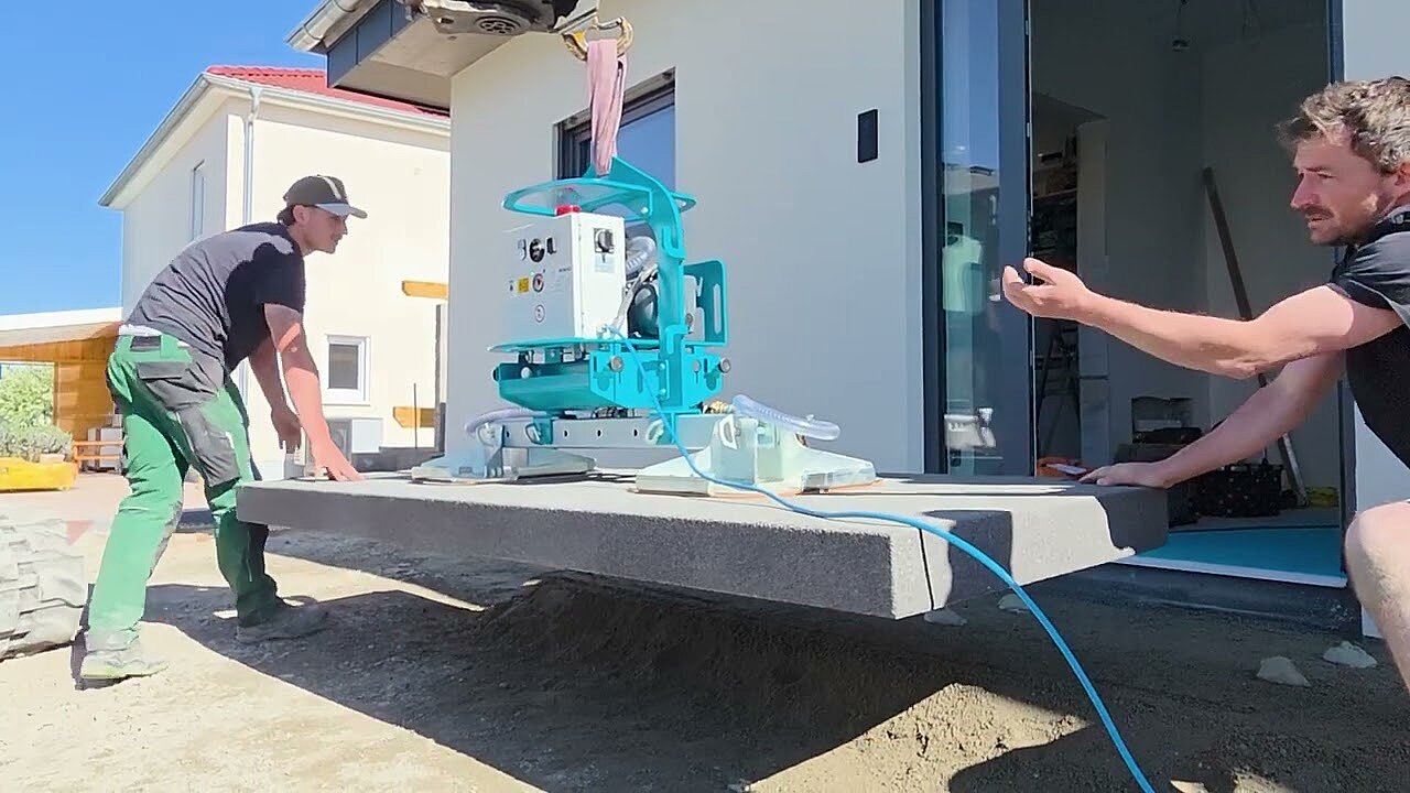 Schwere Betonplatte mühelos verlegen – WIMAG Uni-Levator 841 im Einsatz